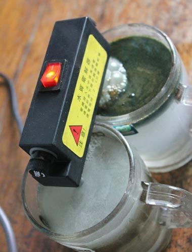 試驗后的水對比，工程供水變成了墨綠色