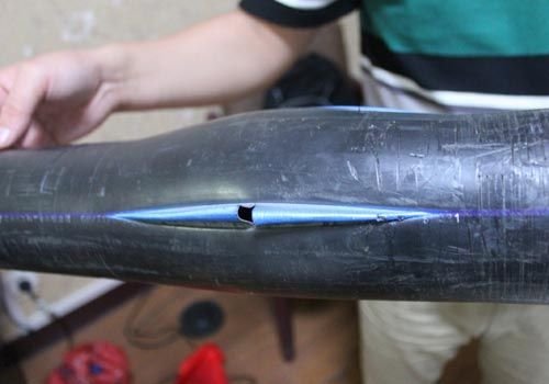 爆裂的水管，像被刀劃開一樣