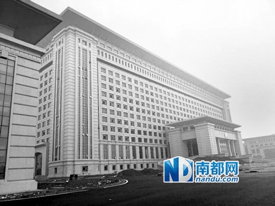 圖片顯示，湖南攸縣新建的發(fā)展中心樓群氣派，廣場龐大。 圖片來源：天涯論壇