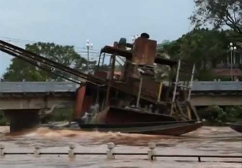 抽砂船卡在橋下。