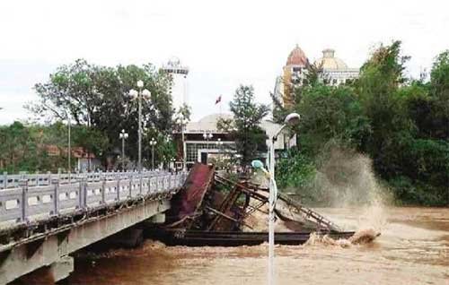 抽砂船卡在橋下。