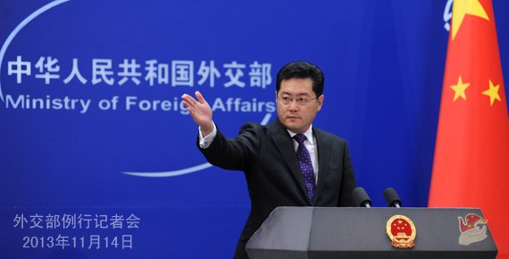 2013年11月14日，外交部發(fā)言人秦剛主持例行記者會。