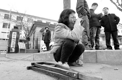 從法院出來以后，家屬和律師正在商量案情，夏鳳各在旁想著想著忍不住哭起來