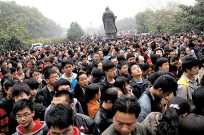 去年3月16日，武漢華中科技大學(xué)，“北約”、“華約”、“卓越”聯(lián)盟自主招生選拔考試湖北考點，考生等待進場。 圖/CFP