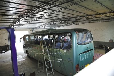 爆炸客車內(nèi)部已經(jīng)面目全非。據(jù)華商報