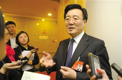 昨日，在十四屆人大二次會(huì)議順義代表團(tuán)全團(tuán)審議后，北京市人大代表、北京市常務(wù)副市長李士祥接受記者提問。新京報(bào)記者 浦峰 攝