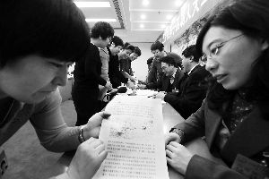 人大代表們就各自關(guān)心的話題熱烈討論。