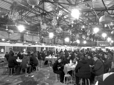 村主任孫女滿月宴席上，坐滿了前來道賀的村民。京華時報記者陶冉攝