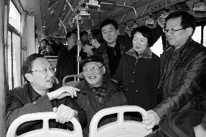 繆瑞林在車(chē)上與市民、乘委會(huì)委員交流 通訊員 卜照雪 攝