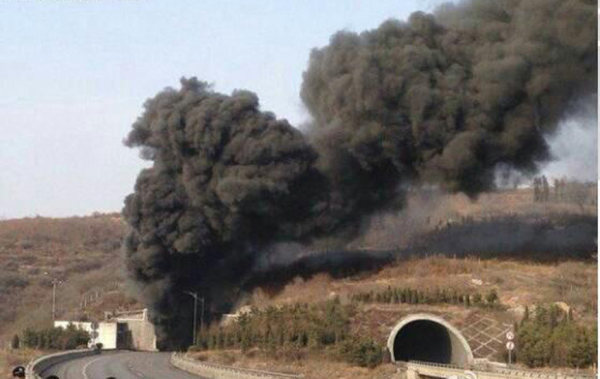 3月1日14時50分，山西，晉濟(jì)高速巖后隧道內(nèi)一輛拉煤車和一輛載有液態(tài)甲醇的車輛相撞爆炸。