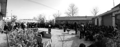 昨天下午，杜家疃村委會(huì)原文書李榮茂，向村民介紹當(dāng)天上午與街道辦溝通的情況。京華時(shí)報(bào)記者 懷若谷 攝