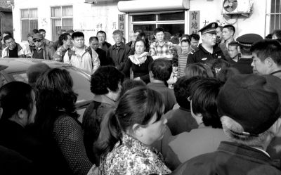 警方趕到現(xiàn)場(chǎng)，處理車胎被扎事件。