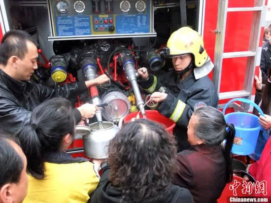 　4月11日，蘭州市自來水苯含量嚴(yán)重超標(biāo)，蘭州啟動(dòng)公共突發(fā)事件應(yīng)急機(jī)制，緊急調(diào)配安全水源在居民區(qū)投放，圖為消防隊(duì)給西固蘭玻西社區(qū)居民送來水，市民排隊(duì)取水。裴強(qiáng) 攝 圖片來源：東方IC 版權(quán)作品 請(qǐng)勿轉(zhuǎn)載