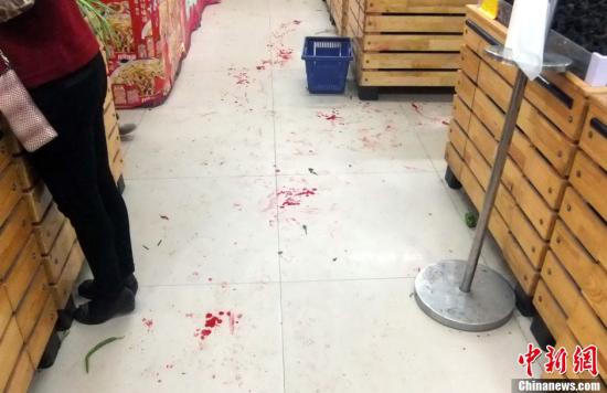   5月8日上午8時10分左右，江西省撫州市黎川縣日峰鎮(zhèn)家家樂超市發(fā)生一起持刀傷人案件。