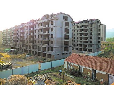 住宅樓的外立面還未裝修，但據(jù)售樓處工作人員介紹，第一批開盤已經(jīng)賣掉了99套。