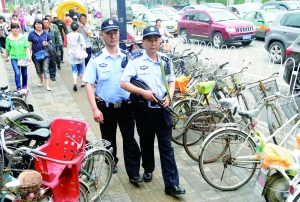 人流密集的街頭,持槍巡邏。