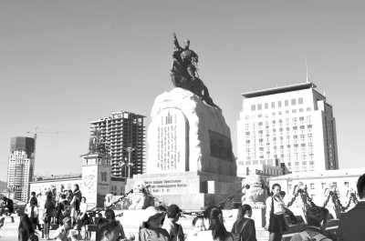 　圖為烏蘭巴托市成吉思汗廣場(chǎng)一角。 馬振華攝