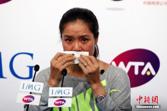 9月21日，李娜在北京召開退役發(fā)布會(huì)。圖為李娜在發(fā)布會(huì)上落淚。中新社發(fā) 韓海丹 攝