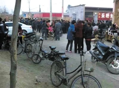 　11月9日下午，暴力催債的社會(huì)人員持械進(jìn)入獻(xiàn)縣安莊后，村民們聚集在一起準(zhǔn)備反抗。村民供圖