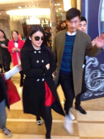 　婚禮現(xiàn)場現(xiàn)多位明星大腕助陣。