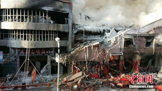 2015年1月3日，哈爾濱市道外區(qū)太古街著火塌方現(xiàn)場(chǎng)，火又燒了起來(lái)