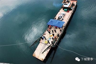 為搜尋深水沉尸，杭州警方租用的船只在水面作業(yè)。本版圖片/杭州警方提供