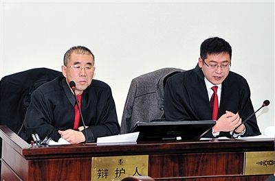 1月5日，呼市中院審理趙志紅案。律師謝飛（左）和張瑞軍（右）出庭為趙志紅辯護(hù)。