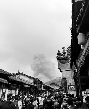 成都龍泉驛區(qū)洛帶古鎮(zhèn)的游客拍到爆炸瞬間濃煙滾滾。