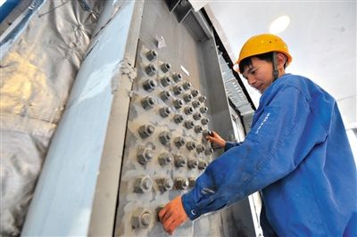 工人在內(nèi)部安裝鋼結(jié)構(gòu)。