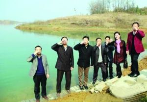 活動(dòng)儀式現(xiàn)場(chǎng)，一眾人舀起漳河水直接喝下