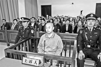 4月14日，趙志紅（前中）在庭審現(xiàn)場 供圖/新華社