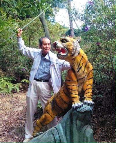 2015年1月10日，區(qū)少坤到廣東肇慶九龍湖游玩，拍攝打虎圖。