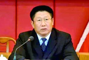 他曾身居要職，在仕途上平步青云，“連跳式”升官；他如今落馬，被查出近乎瘋狂地收受巨額利益、用公款送禮，還隱瞞“裸官”身份、在私企老板的安排下多次嫖娼、參與賭博、與多名女性通奸，被一線辦案人員形容為“五毒俱全”的干部。近日，深圳原市委常委、政法委書記蔣尊玉的貪腐歷程被披露。