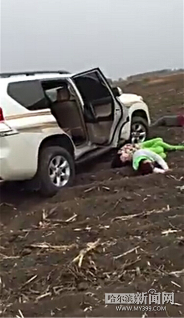 鄉(xiāng)干部開車沖進農(nóng)田攆野雞 8旬農(nóng)民阻攔被打倒 鄉(xiāng)干部開車沖進農(nóng)田攆野雞 8旬農(nóng)民阻攔被打倒