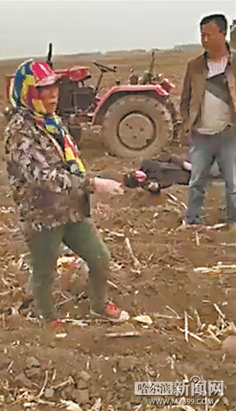 鄉(xiāng)干部開車沖進農(nóng)田攆野雞 8旬農(nóng)民阻攔被打倒 鄉(xiāng)干部開車沖進農(nóng)田攆野雞 8旬農(nóng)民阻攔被打倒