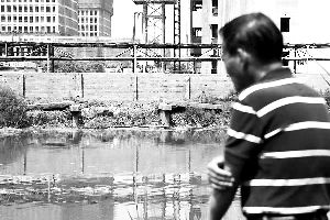 2015年6月5日，上海的古御界橋只剩橋墩和兩塊橋面。