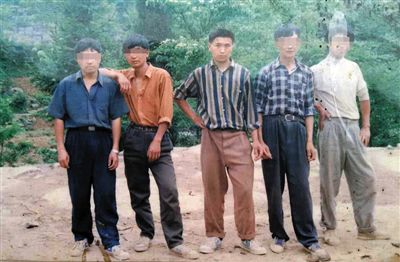 一次外出打工前，田仁信（中）與村里的伙伴合影。田仁信親屬供圖