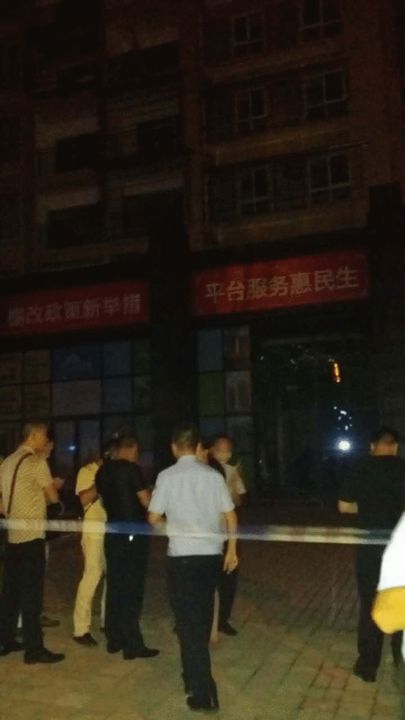 事故現(xiàn)場(chǎng)警方已經(jīng)拉起警戒線 事故現(xiàn)場(chǎng)警方已經(jīng)拉起警戒線