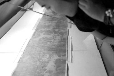 一名觀眾俯身細看《清明上河圖》。 京華時報記者王海欣攝