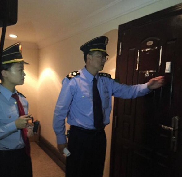 青島市衛(wèi)生監(jiān)督所的工作人員在郝愛勇診所執(zhí)法。