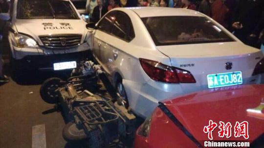 網(wǎng)友上傳的現(xiàn)場事故圖片。 網(wǎng)友拍圖 攝