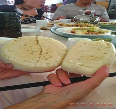 在參加山西游行程中，體驗(yàn)員發(fā)現(xiàn)團(tuán)餐中的饅頭已經(jīng)發(fā)霉。視頻截圖