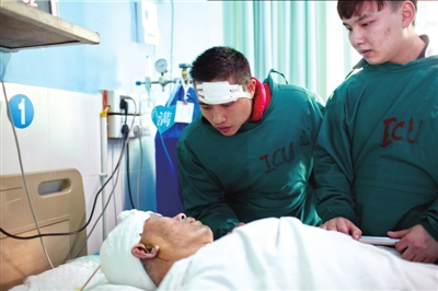 11月16日，王冬（頭部包裹紗布者）在照顧李大爺