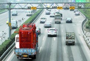 內(nèi)環(huán)高速連應急車道也被社會車輛占用著，3月嬰兒最后病重離世