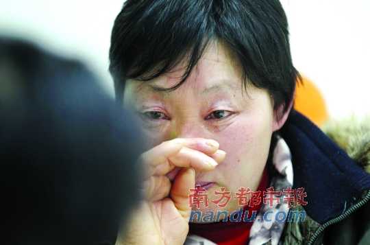 　　聽聞判決結(jié)果，被害人母親楊書會控制不住眼淚。南都記者徐文閣攝