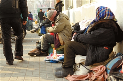 昨天，仍有流浪人員在路邊居留。本報記者譚青攝/視頻