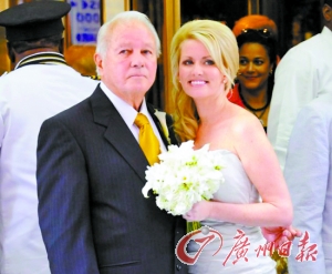 二00一年，埃德文和特里娜舉行婚禮。