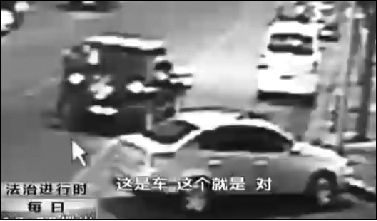 事發(fā)現(xiàn)場監(jiān)控錄像顯示，白圈內(nèi)的被害人老丁，正在牧馬人越野車旁收費(fèi)。 圖片來自電視截圖