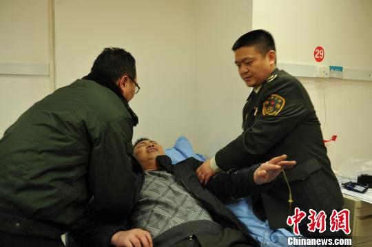 被“黑車”頂跑近5公里的執(zhí)法隊(duì)員周應(yīng)鑄被送至醫(yī)院急救?！￠Z成全　攝