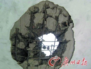 被雷電擊穿的民房。